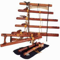 Abbildung: Indianische Flöten in Zedernholz in unterschiedlichen Größen und Stimmungen