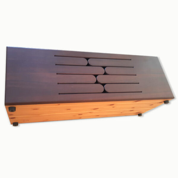 Abbildung: Bassschlitztrommel, auch zum darauf liegen und bespielt werden geeignet, Klangplatte mit dunklelfarbigem Padouk-Massivholz und 8 Ausgesägten Klangzungen
