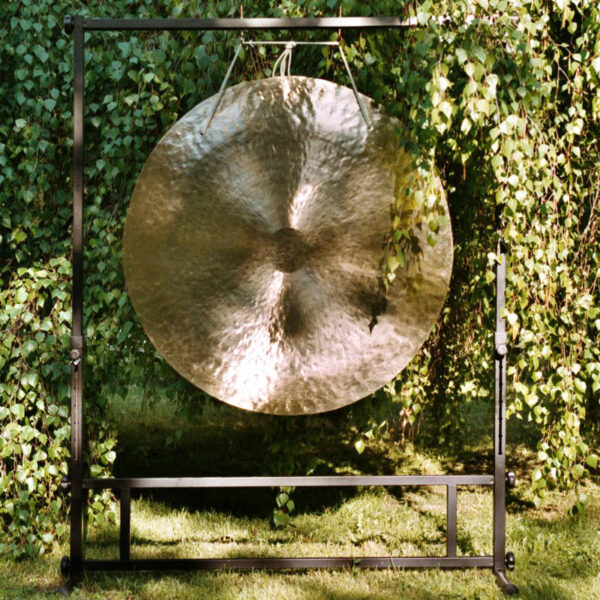 Abbildung: Feng-Gong mit Gongständer unter einer Trauerbirke